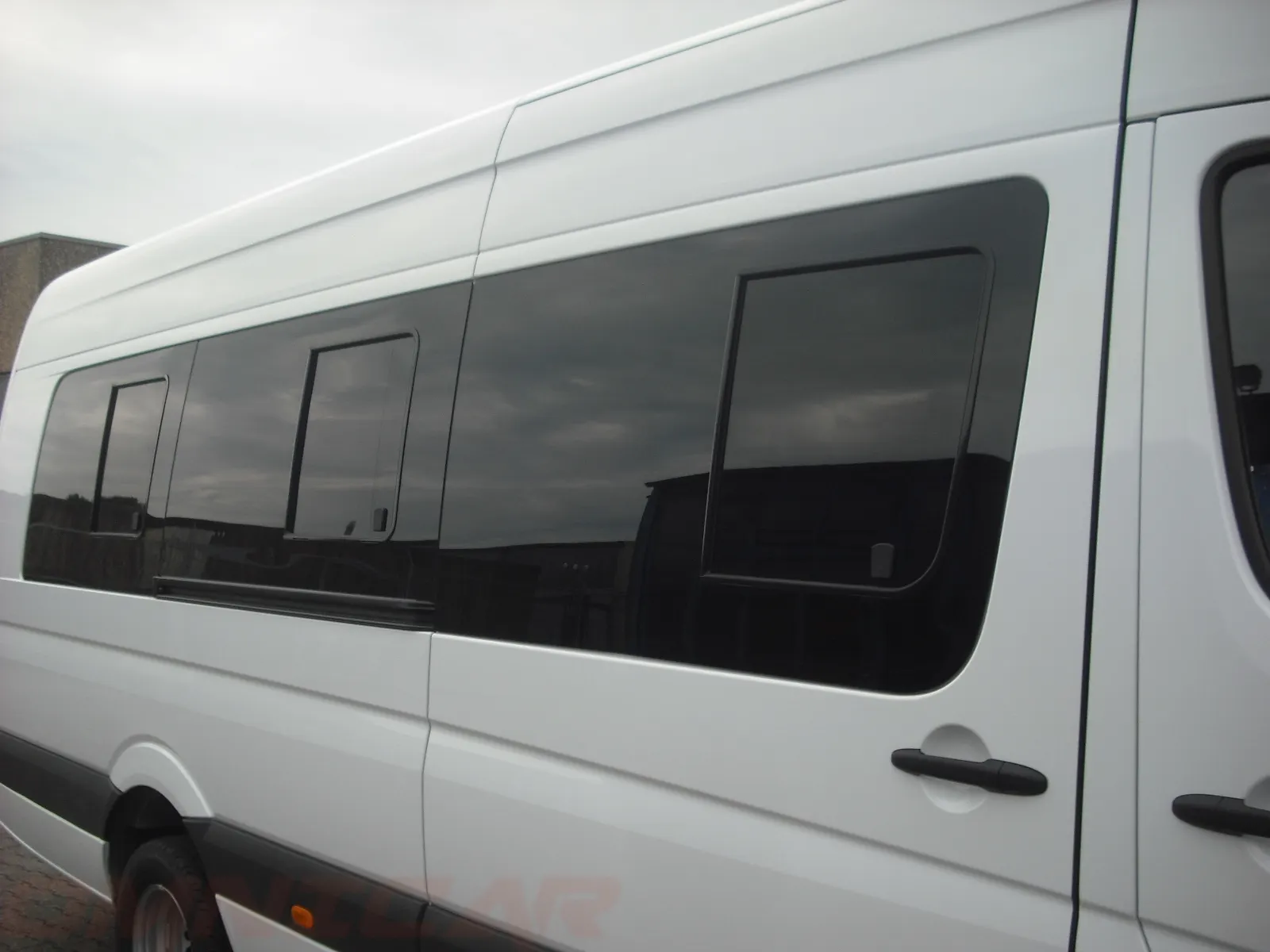 Installation de vitrage coulissant sur utilitaire - VitroPlus