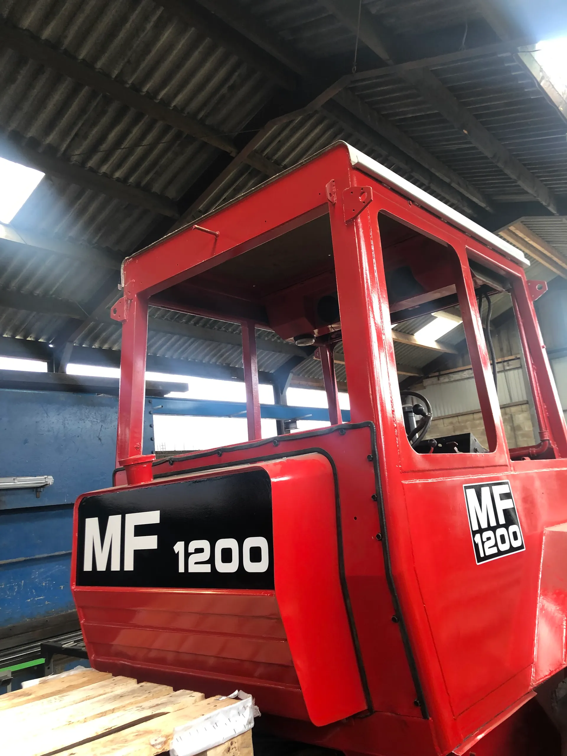 Cabine tracteur Massey Ferguson — découpe de vitrage sur mesure - VitroPlus